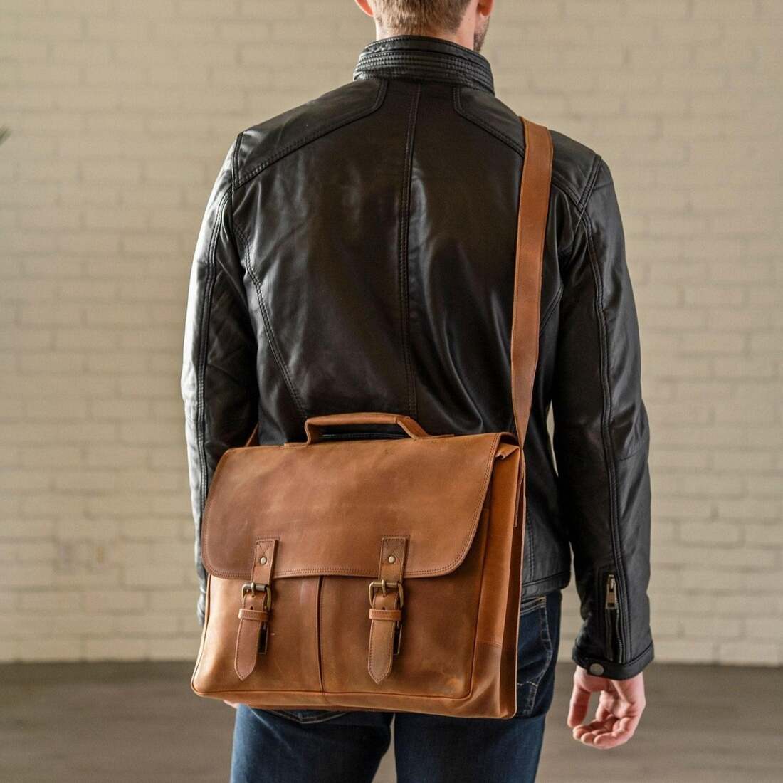 Coarse Leather Messenger - Saddle Brown